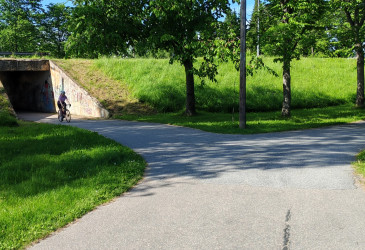 Pyöräilijä alikulkukäytävän kohdalla.
