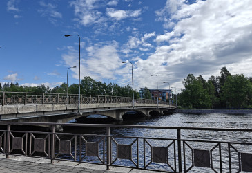 Vuoksen ylittävä silta aurinkoisella säällä.