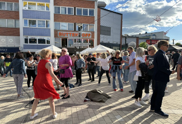 Ihmisiä kävelykadulla kesällä.