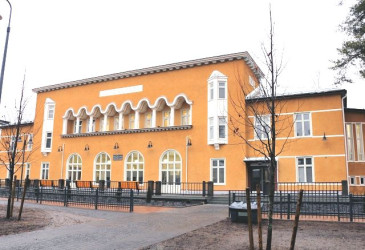 Kosken koulukeskuksen lyseon rakennus.