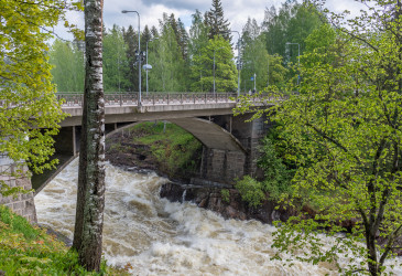 Imatrankosken silta, jonka alla kuohuu koski.