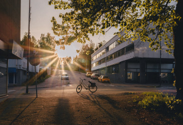 Pyörä auringonsrastuksessa