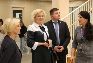 Ihmisiä koulukeskuksen aulassa.