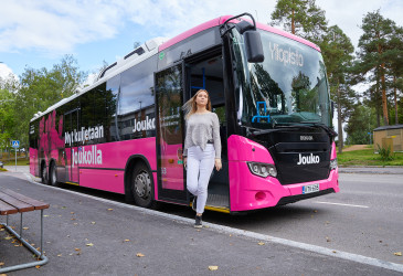 Naine laskeutuu bussista