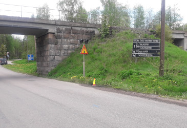 Rönkäntie ja rautatisilta penkkoineen