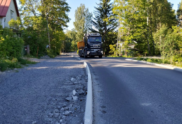 Viimeistelemätön pyörätie ja kuorma-auto tulissa ajokaistalla vastaan