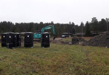 Peltoa, viemärin rakennustarvikkeita ja pientaloja.