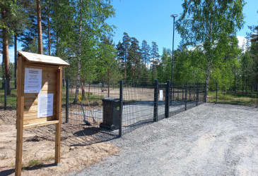 Koirapuiston portti ja infotaulu. 