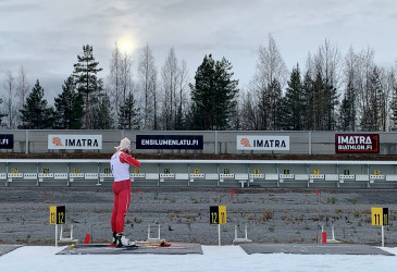Ampumahiihtäjä ensilumenladulla.