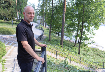 Ari Lindeman Imatrankosken äärellä seisomassa.