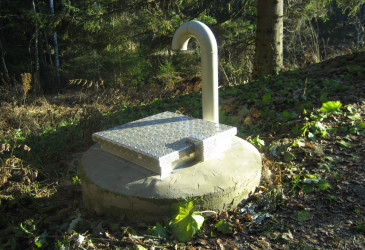 Talousvesikaivo metsässä.