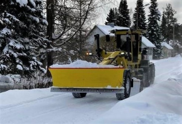 Tiehöylä, jossa aurauslevy paikallaan.
