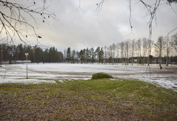 Imatrankosken kenttä, etualalla paljasta maata ja numikkoa.
