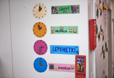 Seinä, jossa on iltapäiväkerhon aikataulu.