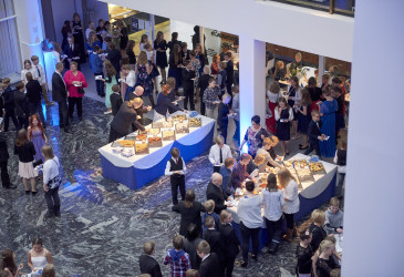 Tilaisuus kaupungintalon aulassa