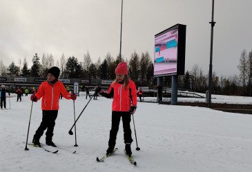 Kaksi tyttöä hiihtämässä ensilumenladulla.