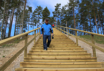 Rautiainen laskeutumassa portaita alas