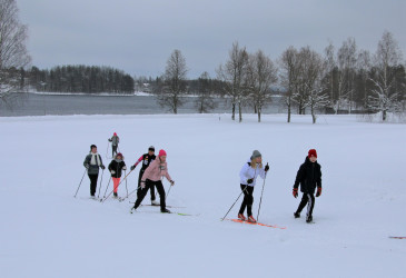 Linnalan koulun 6E-luokan oppilaat hiihtämässä Virran puistossa