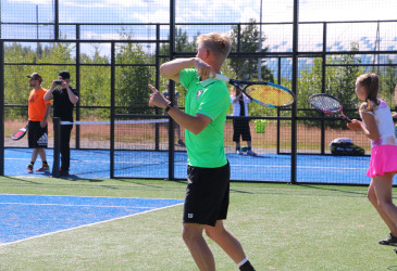 Ukonniemessä on kolme keinonurmipohjaista tenniskenttää sekä padelkenttä.