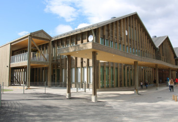 Puinen koulurakennus