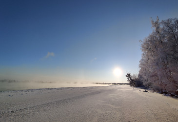Talvinen kuva Vuokselta. Aurinko paistaa.