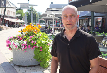 Ari Lindeman Imatran kävelykadulla aurinkoisena päivänä,