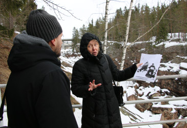 Minna Kähtävä-Marttinen selvittää tuotekehittäjä Paavo Happoselle, kuinka historialliset henkilöt ovat istuneet kosken partaalla.
