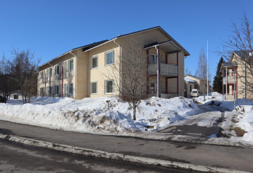 Pilvikuja 2, Imatra, asuinrakennus kevätauringossa.