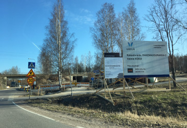 Työmaakyltit Vuoksenniskantien varressa