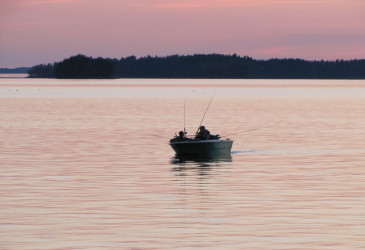 Kalastaja illalla Saimaalla