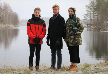 Nuvan puuheenjohtaja, varapj. ja sihteeri seisomassa Vuoksen rannalla