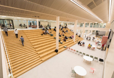 Koulun aula, puuportaat