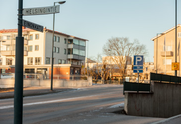Pysäköintihallin sisäänkäynti. Einonkatu. Taustalla kerrostalo ja taksiasema.