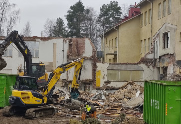 Työkone purkaa Imatrankosken koulua.