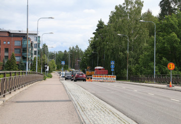 Tietyö sillalla, jossa toinen ajokaista on suljettu.