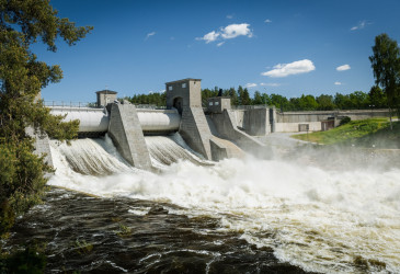 Kuohuva Imatrankoski länsipuolelta kuvattuna. 