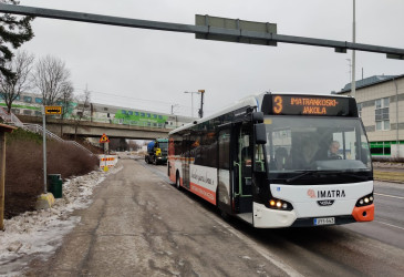 Linja-auto pysähtyneenä.