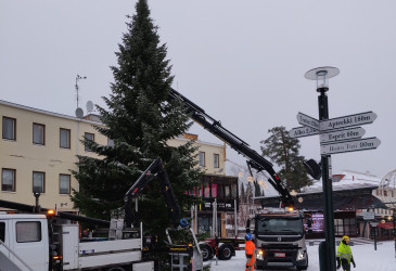 Imatran kävelykadulle laitetaan joulukuusta.