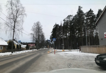 Betoniporsaat Karhunkadun ja Joutsenonkadun risteyksessä