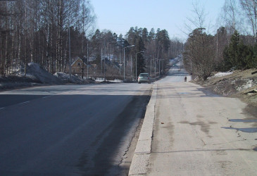 Keväinen katunäkymä.