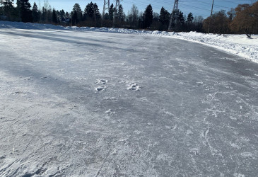 Luistelujäässä kuoppia