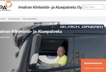 Mies istuu kuorma-auton kyydissä.