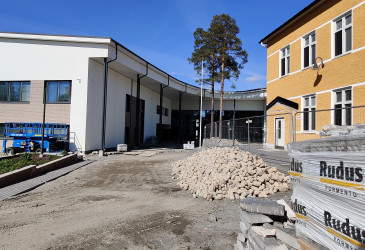 Koulun rakenteilla oleva piha. Suuri kasa pihatiiliä.