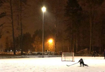Luistelija ulkojäillä.