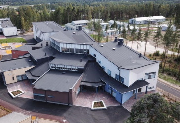 Koulurakennus ylhäältä ilmasta kuvattuna.