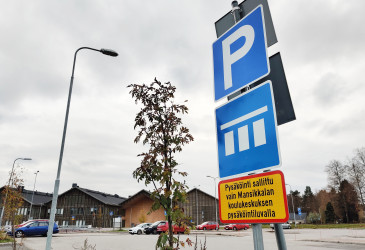 Parkkipaikasta kertova liikennemerkki.