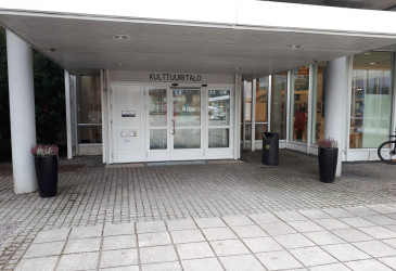 Pääkirjaston ja museoiden sisäänkäynti.