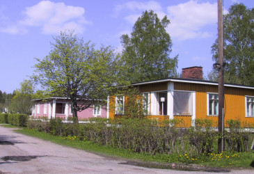 Tie ja kaksi omakotitaloa