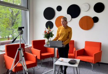 Kaisa heino puhuu kameralle.