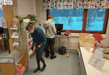 Nainen ja mies kirjastossa.